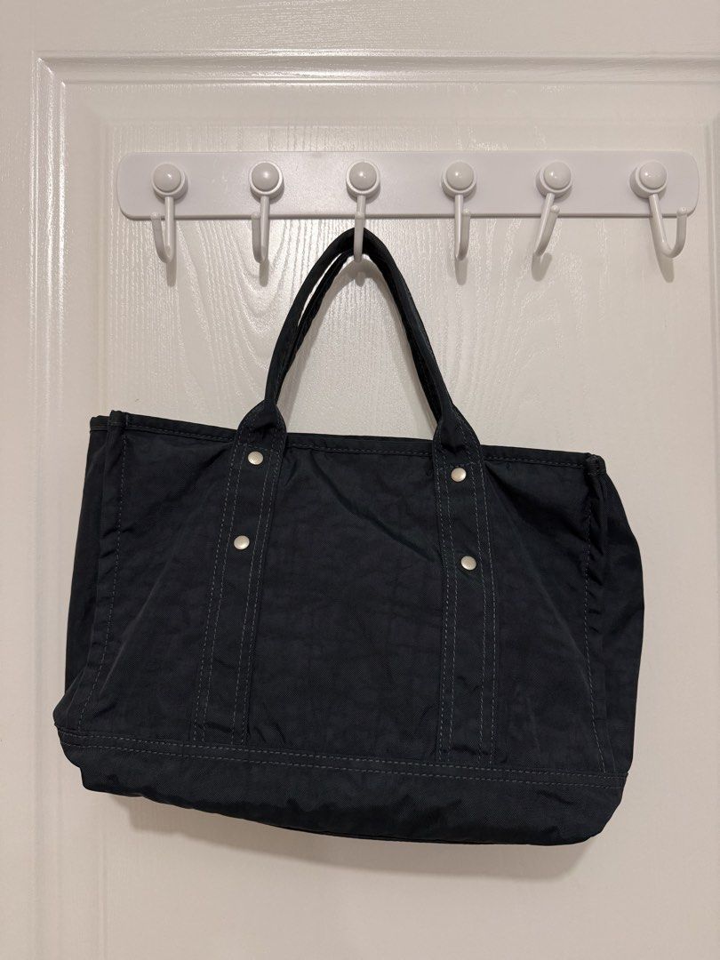Beyond The Vines Crunch Carryall 01 NAVY (Category: Tote Bags) located in Quezon City. Submitted by jkdaguio (Listing ID 1467875789, Image 2). Description: Loc: Commonwealth, Quezon City Shipping: Grab or Lalamove only MOP: Gcash/Maya/BPI.