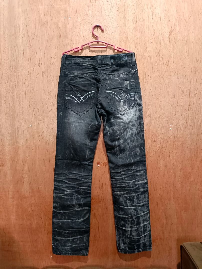 Big train y2k grunge style jeans (Category: Jeans) located in Davao. Submitted by plan-b (Listing ID 1467907571, Image 2). Description: Size - 28 Length - 42 .