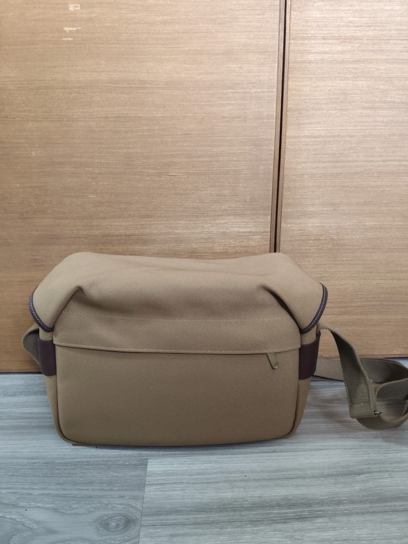 Billingham Camera Bag Khaki Tan (Category: Camera Bags & Carriers) located in San Mateo. Submitted by roxyj120919 (Listing ID 1467894825, Image 3). Description: - Authentic Billingham camera bag in classic khaki and brown leather - Handcrafted in England showcasing premium British quality - - Generous main compartment with customizable padded interior dividers - Durable canvas shoulder strap complete with a comfortable leather shoulder pad - Secu