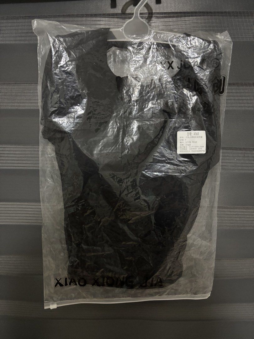 bkk black padded top (Category: Shirts) located in Manila. Submitted by iyahpreloved_ (Listing ID 1468040047, Image 3). Description: .