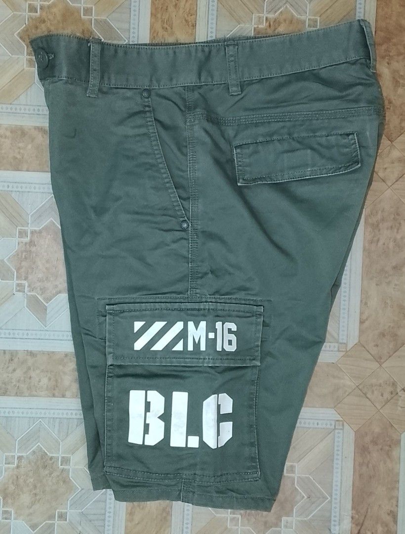 Black Army Teebox Cargo Shorts Olive Green M-16 BLC (Category: Shorts) located in Pila. Submitted by franklinsanity (Listing ID 1467859375, Image 3). Description: - Brand/Model: Black Army Teebox Olive Green Cargo Shorts - Material: Sturdy, durable cotton fabric - Pockets: Multiple utility pockets for extra storage - Details: M-16 text and stripe prints on the left leg, BLC lettering on the right leg - Hardware: Functional D-ring attached to the 