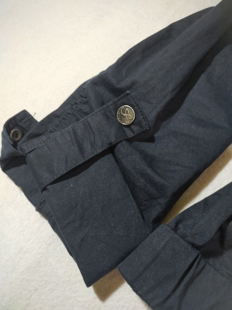 Black Casual Utility Jacket with Pockets (Category: Coats, Jackets and Outerwear) located in Santo Tomas. Submitted by zenzenzennaya (Listing ID 1467991584, Image 2). Description: - Color: Black - Material: Sturdy cotton blend, perfect for cool weather - Design: High collar with front snap buttons - Pockets: Multiple chest pockets including a secure zippered compartment - Sleeves: Roll-up feature with button tabs - Fit: Elasticated hem and cuffs 