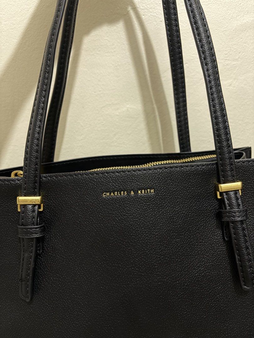 Black Charles & Keith Sansa Tote Bag (Category: Tote Bags) located in Bulacan. Submitted by cjhyy (Listing ID 1467924212, Image 2). Description: .