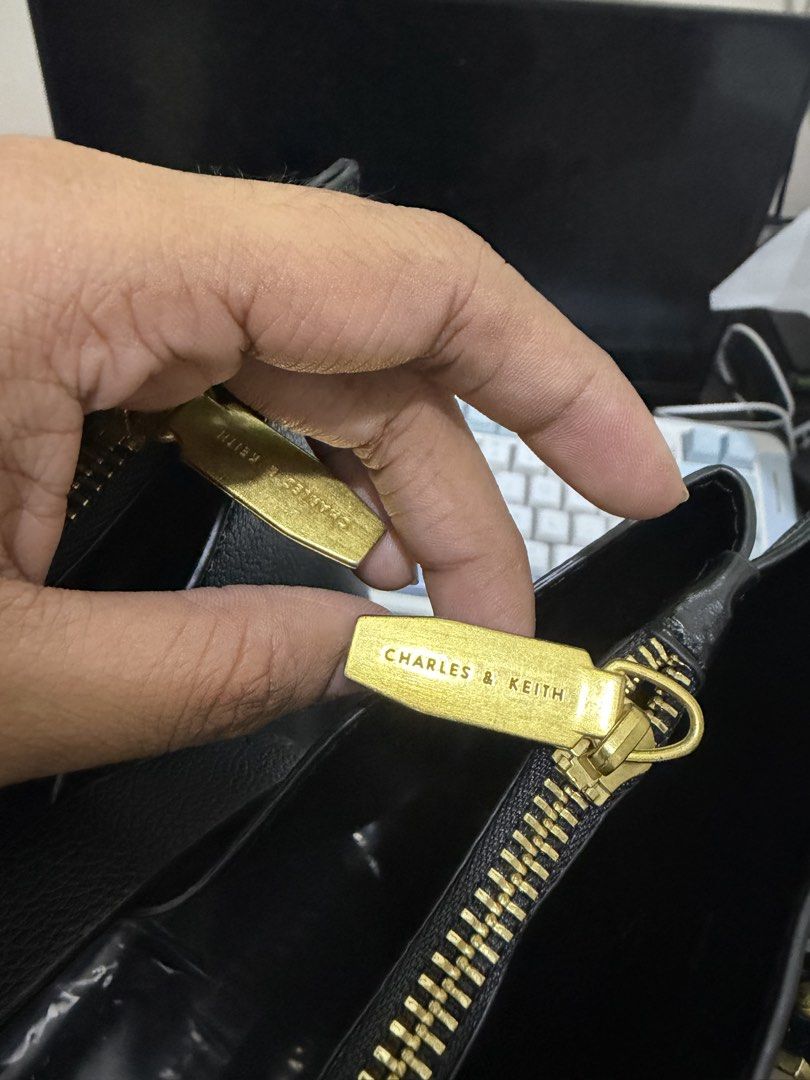 Black Charles & Keith Sansa Tote Bag (Category: Tote Bags) located in Bulacan. Submitted by cjhyy (Listing ID 1467924212, Image 3). Description: .