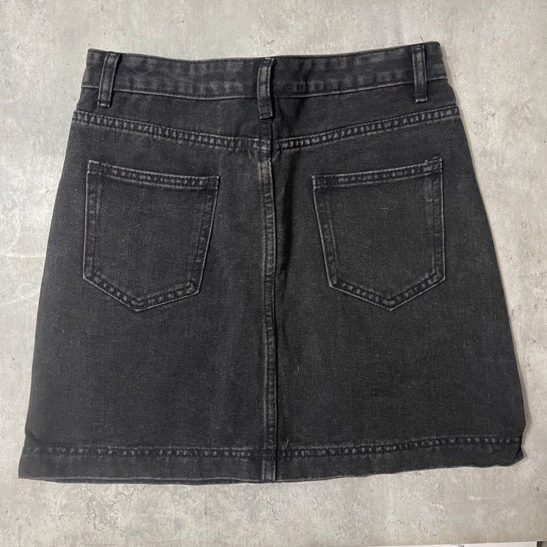 Black Denim Skirt (Category: Skirts) located in General Trias. Submitted by 1992thelabel (Listing ID 1467952432, Image 2). Description: Dimensions when laid flat: Waist: 14” Length: 16.5” Selling to feed more bellies! 🐶🐱Proceeds go to my rescue dogs, cats & strays. Your purchase would mean a lot! Thank you 🐾 - Color/Wash: Washed charcoal black - Material: Durable 100% cotton - Fit: Straight cut, sits above the knee - Details: Structured waistb