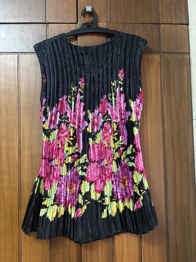 Black Floral Pleated Sleeveless Top (Category: Sleeveless) located in Manila. Submitted by closetnco (Listing ID 1467877304, Image 2). Description: - Style: Sleeveless top with a vibrant floral pattern (pink, yellow, and green) - Texture: Fully pleated from top to bottom - Fit & Neckline: Relaxed fit with a classic round neckline - Fabric: Lightweight and versatile for casual or dressed-up wear.