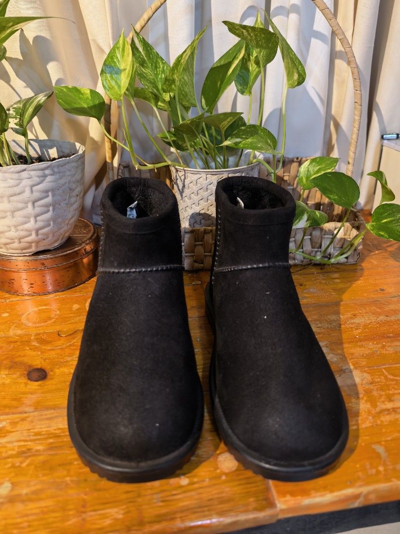 Black fuzzy ankle winter boots (Category: Boots) located in Paranaque City. Submitted by caboodlespremium (Listing ID 1468009483, Image 2). Description: Lusso Black short winter boots. Soft fuzzy lining inside keeps feet warm. Slip-on design with thick rubber platform soles. Textured stitching details along the sides and back seam. Clean black suede-like exterior fabric. Great for cold weather outfits..