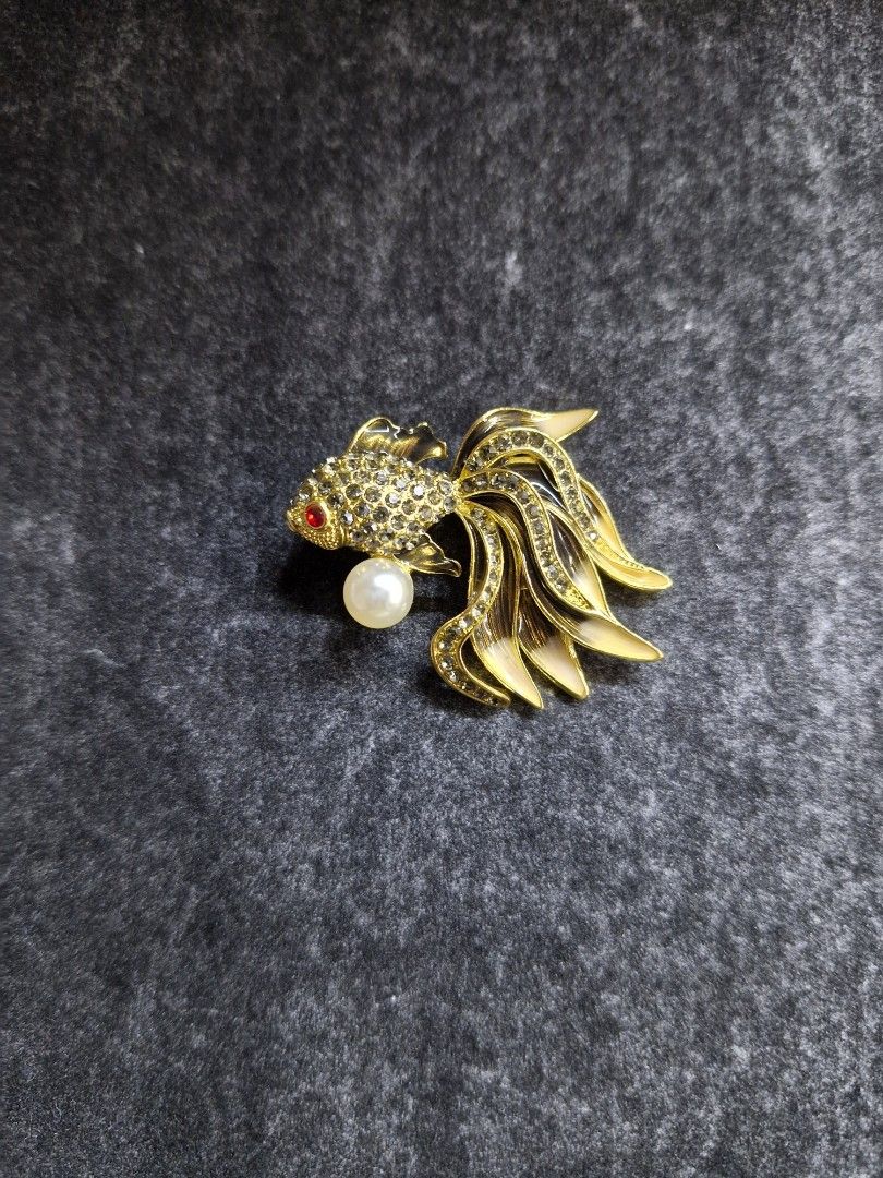Black Gold Oranda Brooch (Category: Brooches) located in Taguig. Submitted by mommaschoice (Listing ID 1467853322, Image 1). Description: Brand New Unisex use Adorned w/faux pearl and rhinestones Lightweight won't damage the fabric Elegantly crafted design Ships nationwide.