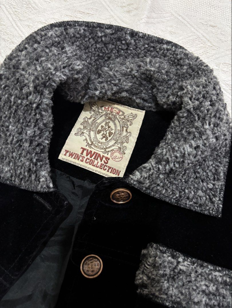 Black Gray Crop Jacket (Category: Coats, Jackets and Outerwear) located in Caloocan City. Submitted by chleeo.lscn (Listing ID 1467935903, Image 2). Description: .