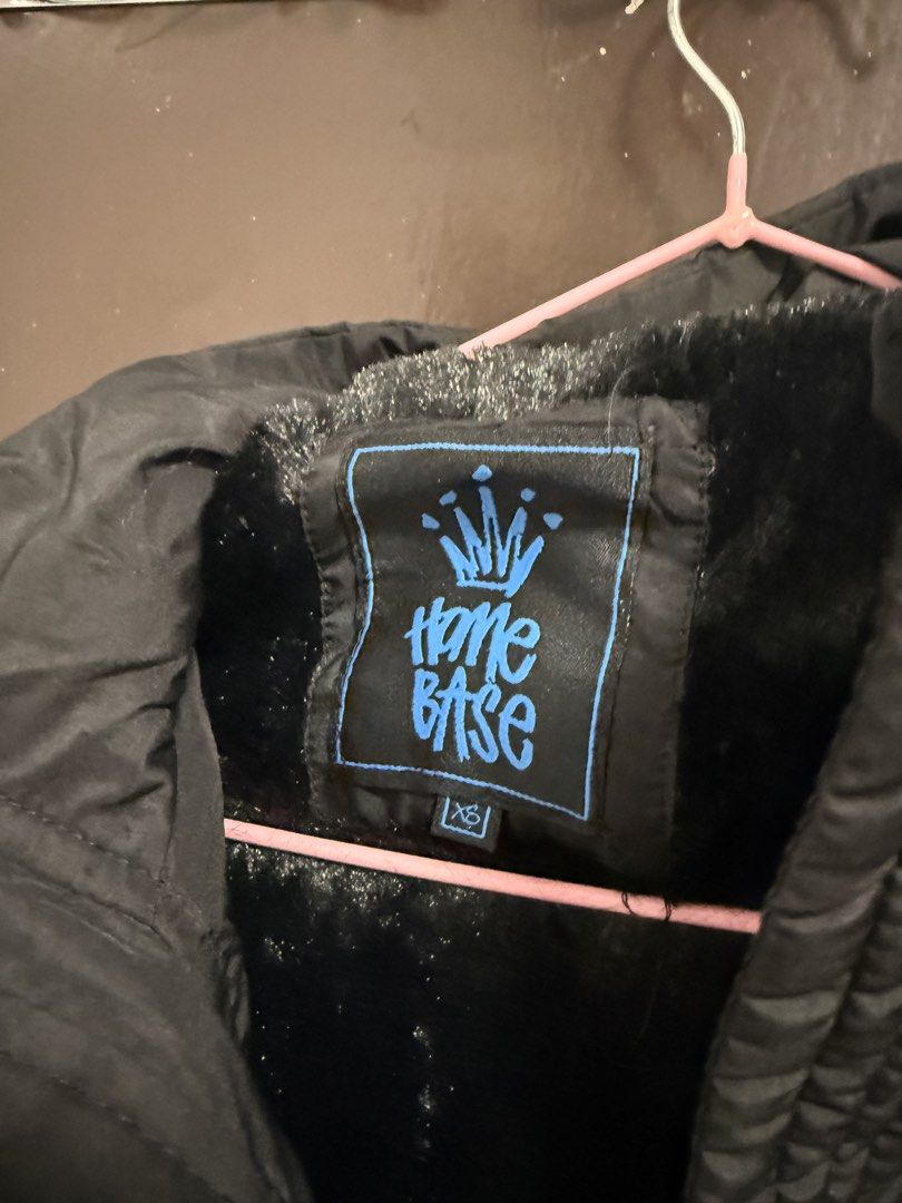 Black HomeBase Cropped Puffer Jacket (Category: Coats, Jackets and Outerwear) located in Muntinlupa City. Submitted by marianamillais (Listing ID 1467947794, Image 2). Description: .