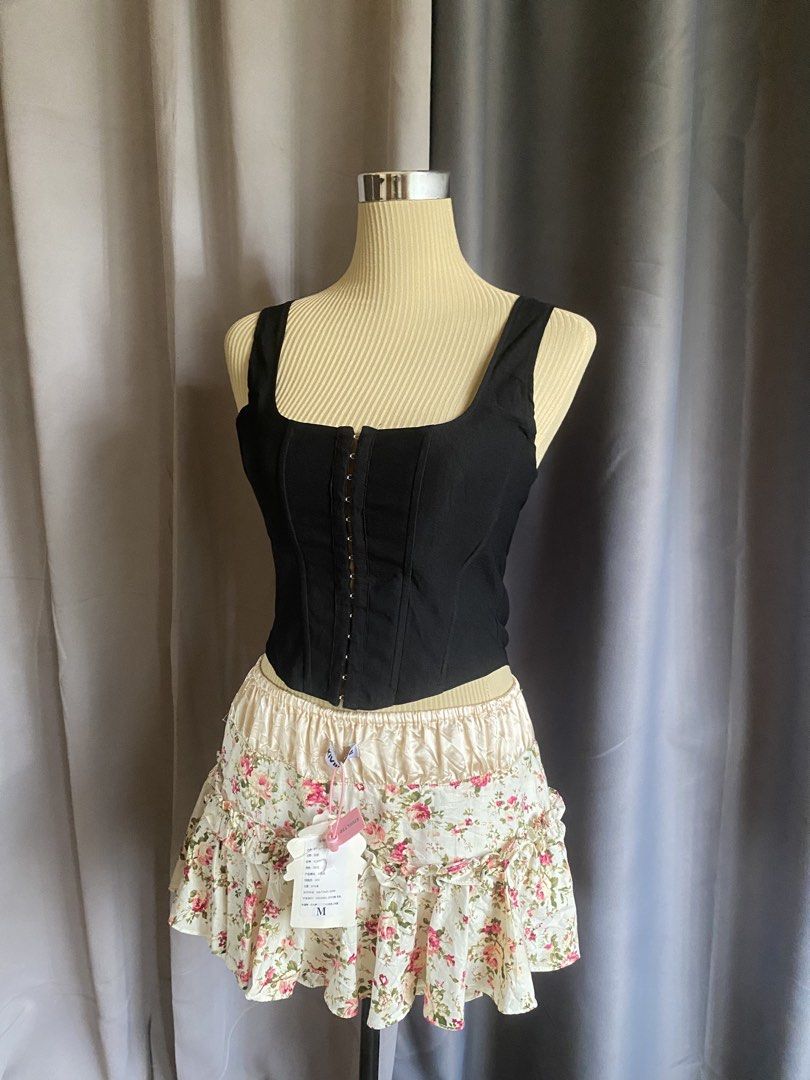 Black Hook and Eye Wide Strap Corset Top (Category: Sleeveless) located in Cagayan de Oro. Submitted by curated_closetph (Listing ID 1467939933, Image 2). Description: — Size : S - M — Color: Black — Square neckline with wide tank-style straps — Full front hook-and-eye closure — Structured corset paneling for waist contouring — Soft, breathable stretch-knit fabric — Pointed dip hem to accentuate the waist — Minimalist scoop-back design — Can nego