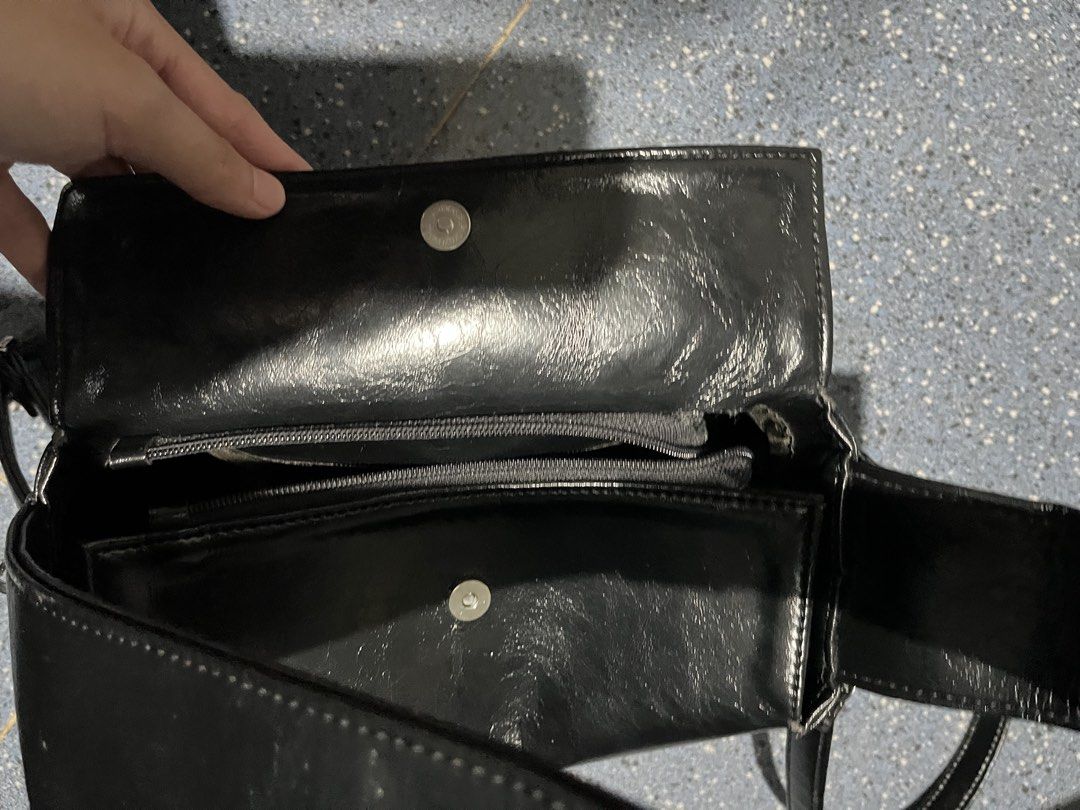 Black leather Bag (Category: Cross-body Bags) located in Manila. Submitted by hi_abbd (Listing ID 1467898324, Image 2). Description: This is from indonesia Can be use as a shoulder bag or kili kili bag Can fits a lot There’s a zipper and magnet for closure.