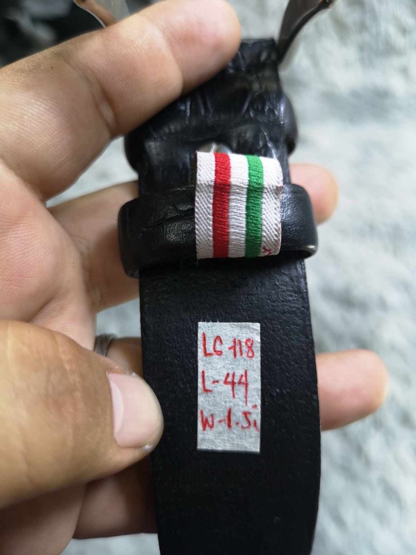 Black Leather Metal Buckle Belt (Category: Belts) located in Santa Cruz. Submitted by jmy_surplus.2 (Listing ID 1467968167, Image 2). Description: Size ; L - 44 W - 1.5 Color ; Black Type ; Belt Brand ; No brand Material ; Leather Style ; Black leather belt LG 118 JMY 3 Batch #225.