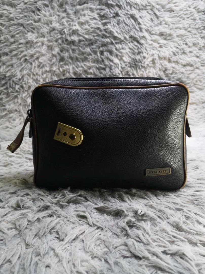Black leather Zipper Closure Clutch Bag (Category: Belt bags, Clutches and Pouches) located in Santa Cruz. Submitted by jmy_surplus.2 (Listing ID 1467913446, Image 1). Description: Size ; L - 8.3 W - 9.4 Color ; Black Type ; Clutch Brand ; No Brand Material ; Leather Style ; Black leather Clutch Bag LG 117 JMY 3 Batch #225.