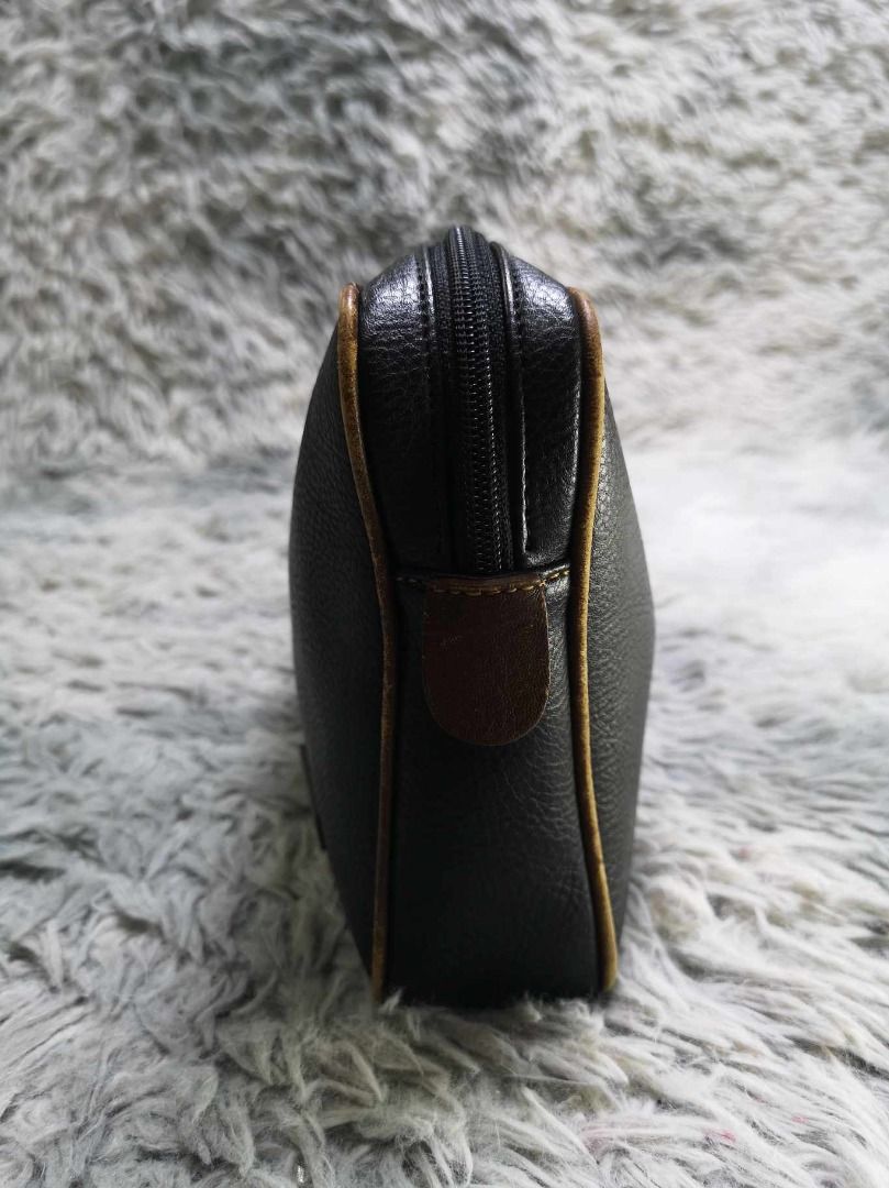 Black leather Zipper Closure Clutch Bag (Category: Belt bags, Clutches and Pouches) located in Santa Cruz. Submitted by jmy_surplus.2 (Listing ID 1467913446, Image 3). Description: Size ; L - 8.3 W - 9.4 Color ; Black Type ; Clutch Brand ; No Brand Material ; Leather Style ; Black leather Clutch Bag LG 117 JMY 3 Batch #225.