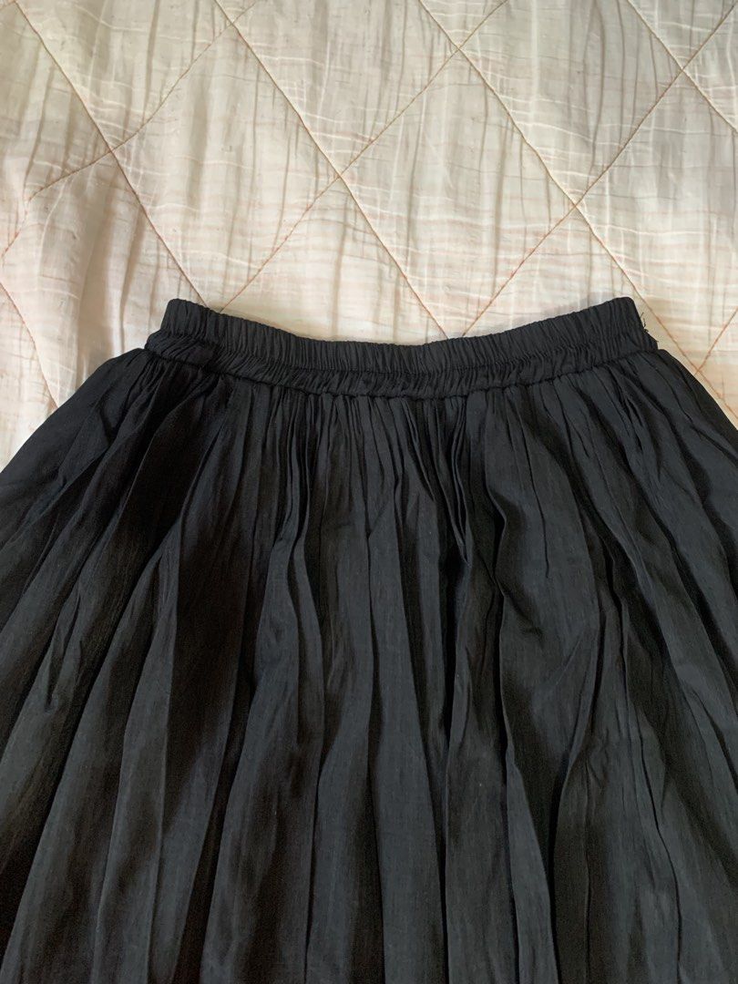 Black Long Crinkle Midi Skirt Elastic Waist (Category: Skirts) located in Bacoor. Submitted by krisery (Listing ID 1467964921, Image 3). Description: - Color: Black - Style: High-waist crinkle pleated midi skirt - Waistband: Stretchy elastic for all-day comfort - Waist:20-28 inch - Fabric: Lightweight crinkled texture, fully lined (silk-like fabric) - Length: 32 inch - With Double Lining - Color Rate: 10/10 - No Damage - Good as New.