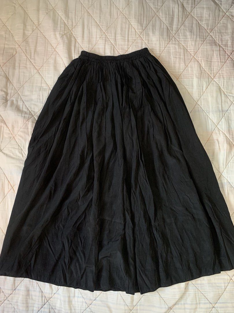 Black Long Crinkle Midi Skirt Elastic Waist (Category: Skirts) located in Bacoor. Submitted by krisery (Listing ID 1467964921, Image 2). Description: - Color: Black - Style: High-waist crinkle pleated midi skirt - Waistband: Stretchy elastic for all-day comfort - Waist:20-28 inch - Fabric: Lightweight crinkled texture, fully lined (silk-like fabric) - Length: 32 inch - With Double Lining - Color Rate: 10/10 - No Damage - Good as New.