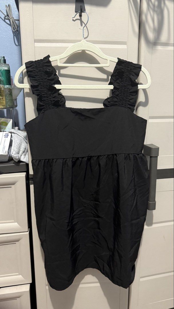 Black Long Top (Category: Sleeveless) located in Quezon City. Submitted by dinesaur (Listing ID 1468031882, Image 1). Description: L-XL.