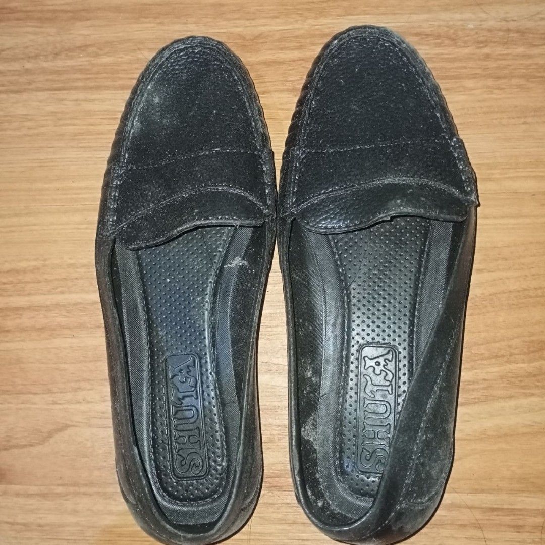 black medical shoes (Category: Sandals) located in Marikina City. Submitted by seoksoo (Listing ID 1467907499, Image 1). Description: black flat rubber shoes, never been used but has signs of storage kaya a bit dusty na..
