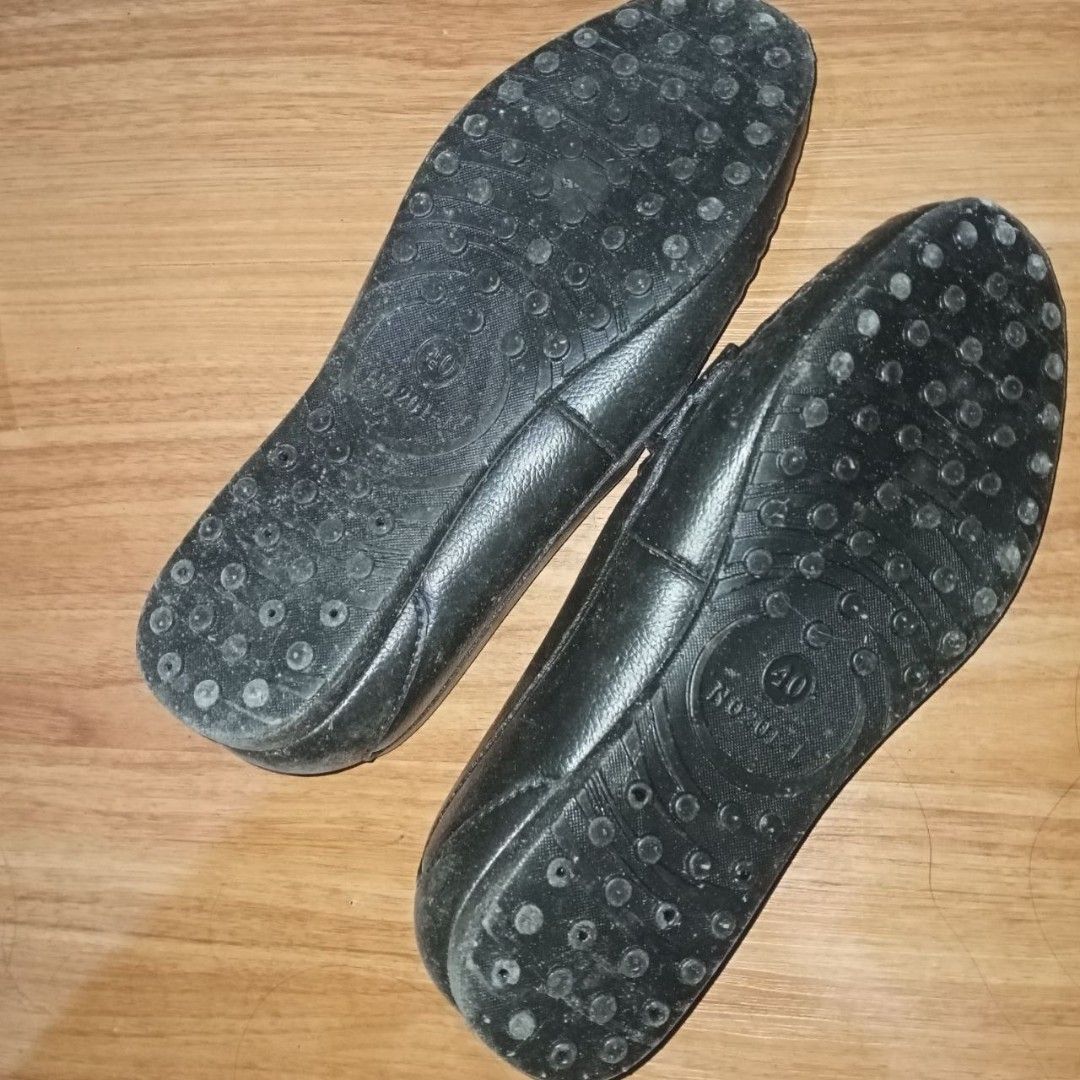 black medical shoes (Category: Sandals) located in Marikina City. Submitted by seoksoo (Listing ID 1467907499, Image 2). Description: black flat rubber shoes, never been used but has signs of storage kaya a bit dusty na..