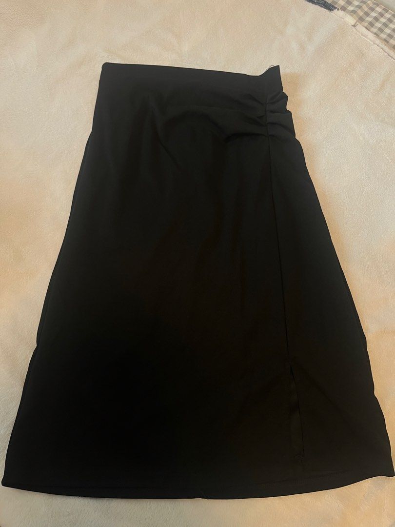 Black Midi Skirt with Side Slit and Gathering (Category: Skirts) located in Manila. Submitted by yliahdreye52249 (Listing ID 1467852136, Image 1). Description: - Color: Classic black - Length: Midi - Material: Smooth and stretchy fabric for all-day comfort - Design: Chic gathering detail on the right waist with a small bottom slit - Styling: Highly versatile; easy to match with any top for casual or office wear.