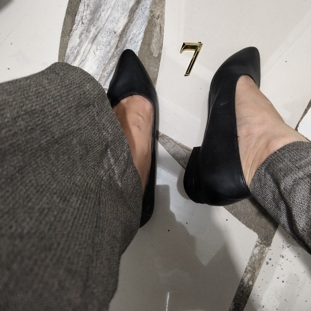 Black Pointed Flat Shoes (Category: Sandals) located in El Salvador. Submitted by francheskaukayukay (Listing ID 1467855244, Image 2). Description: .