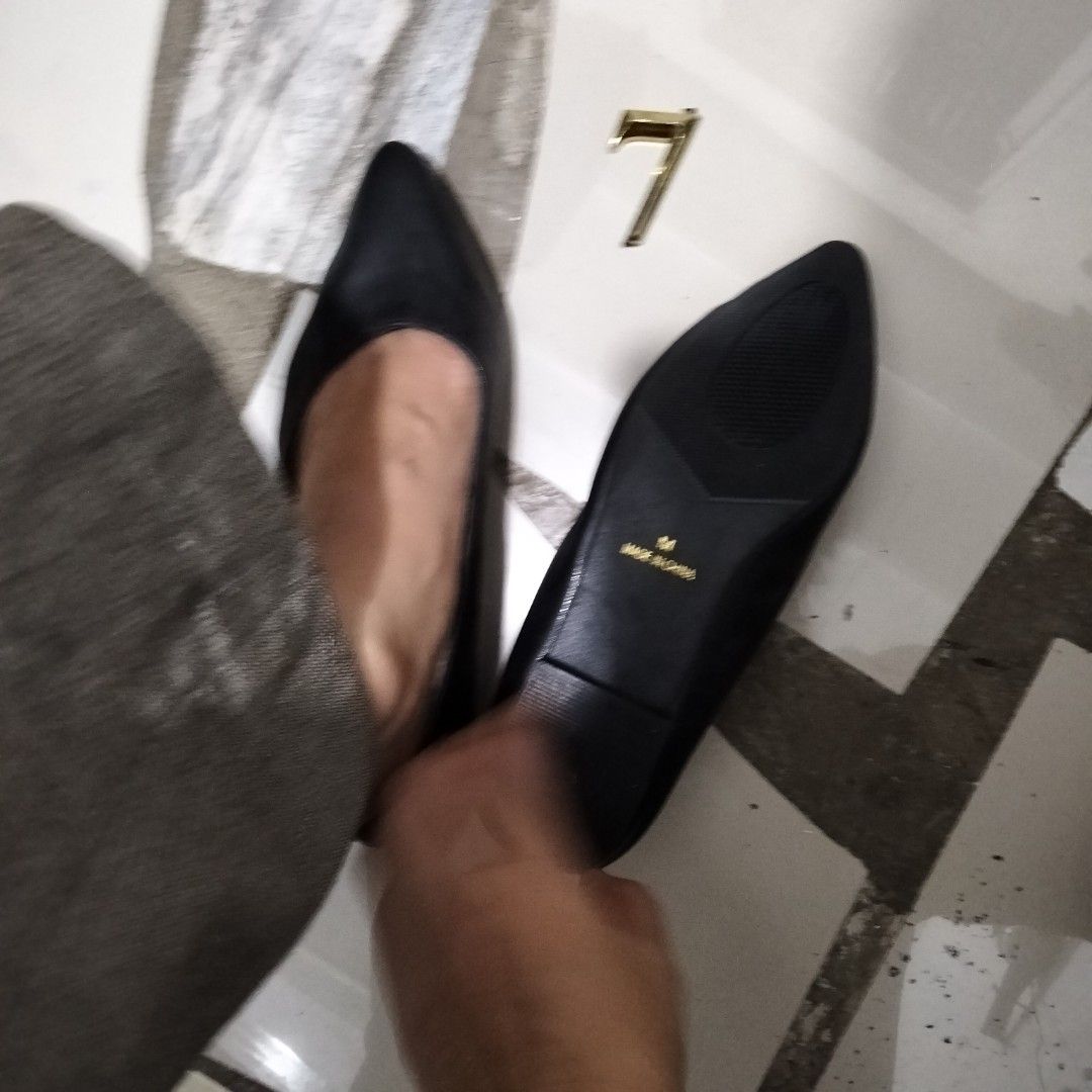 Black Pointed Flat Shoes (Category: Sandals) located in El Salvador. Submitted by francheskaukayukay (Listing ID 1467855244, Image 3). Description: .