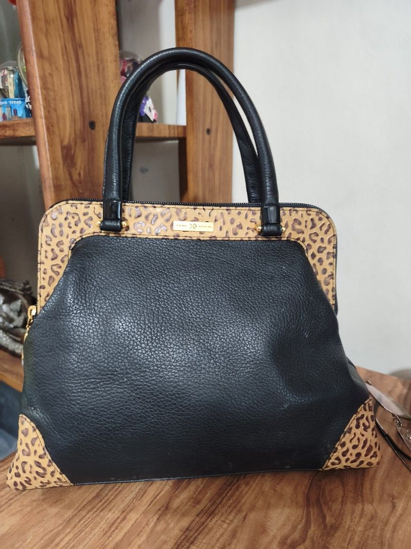 Black Satchel Leather Bag (Category: Shoulder Bags) located in Quezon City. Submitted by uydaisy1979 (Listing ID 1467849437, Image 1). Description: .