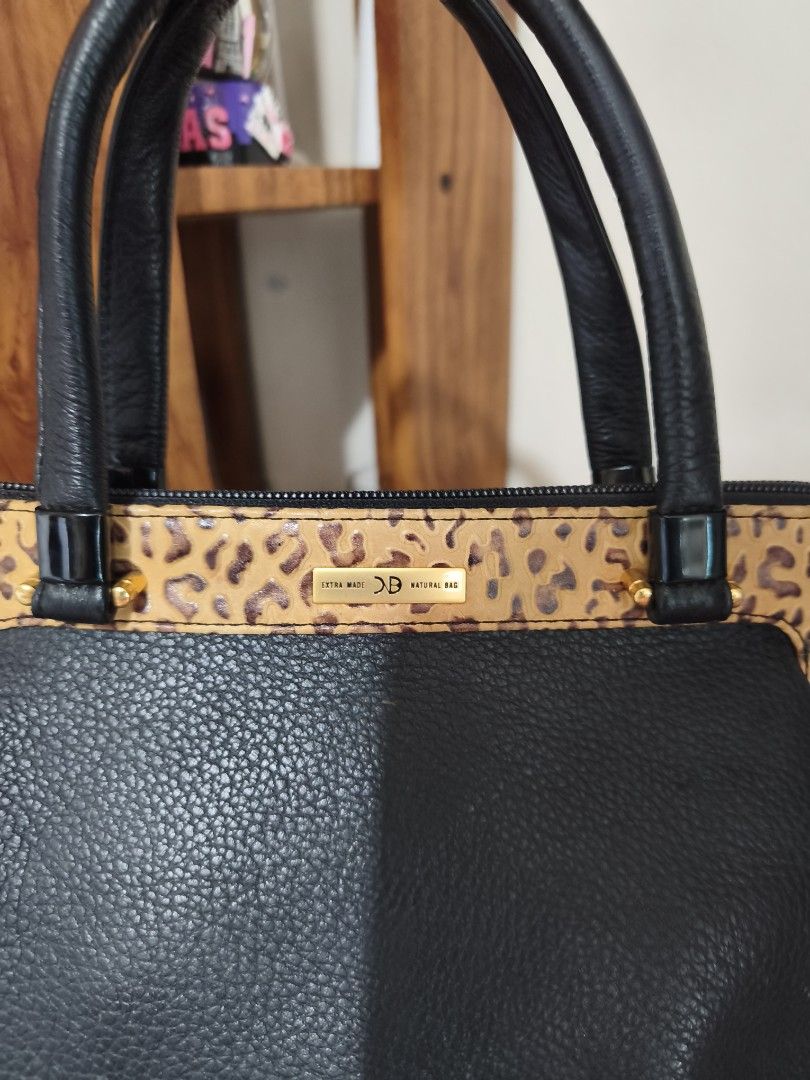 Black Satchel Leather Bag (Category: Shoulder Bags) located in Quezon City. Submitted by uydaisy1979 (Listing ID 1467849437, Image 2). Description: .