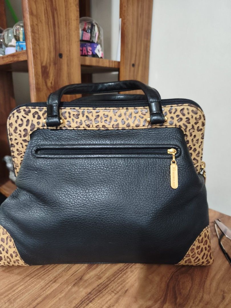 Black Satchel Leather Bag (Category: Shoulder Bags) located in Quezon City. Submitted by uydaisy1979 (Listing ID 1467849437, Image 3). Description: .