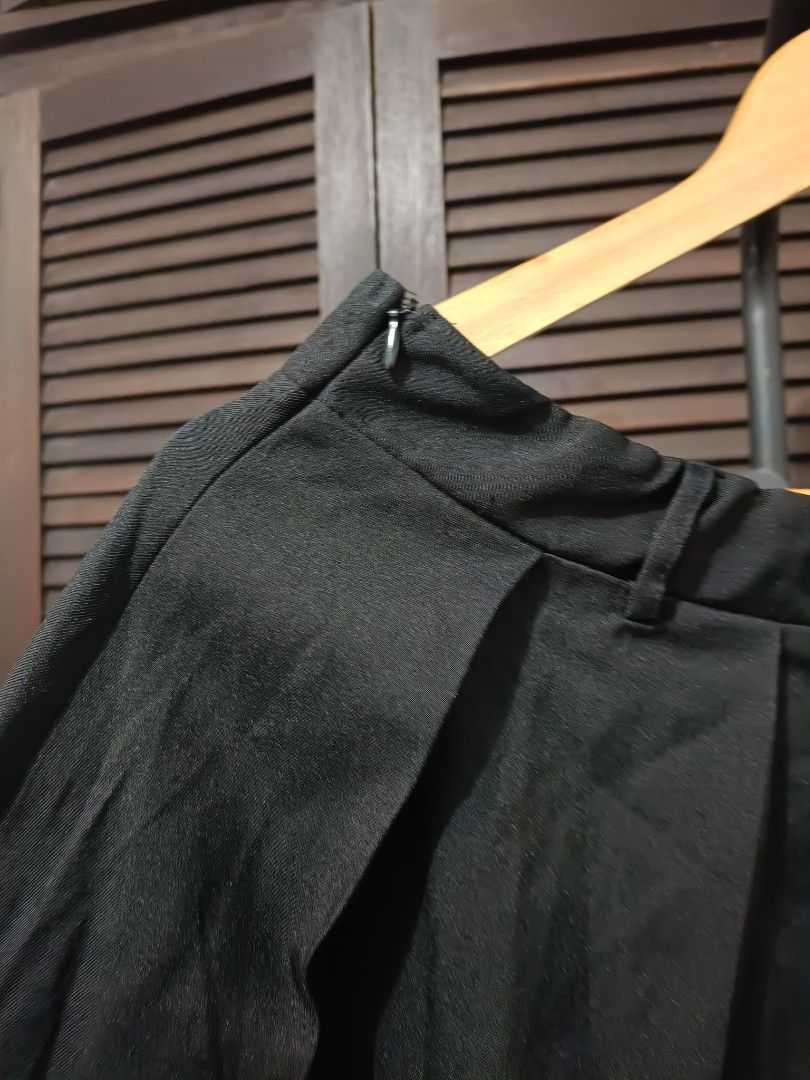 Black Skirt (Category: Skirts) located in Manila. Submitted by byjrb (Listing ID 1468029359, Image 2). Description: 🛍️ Brand-new items from SHEIN, Emery Rose, Zaful & more! Size : 30-32 waistline 📦 Shipping: LBC / J&T / Lalamove 💸 MOP: GCash / BPI only DM for inquiries! 💌.