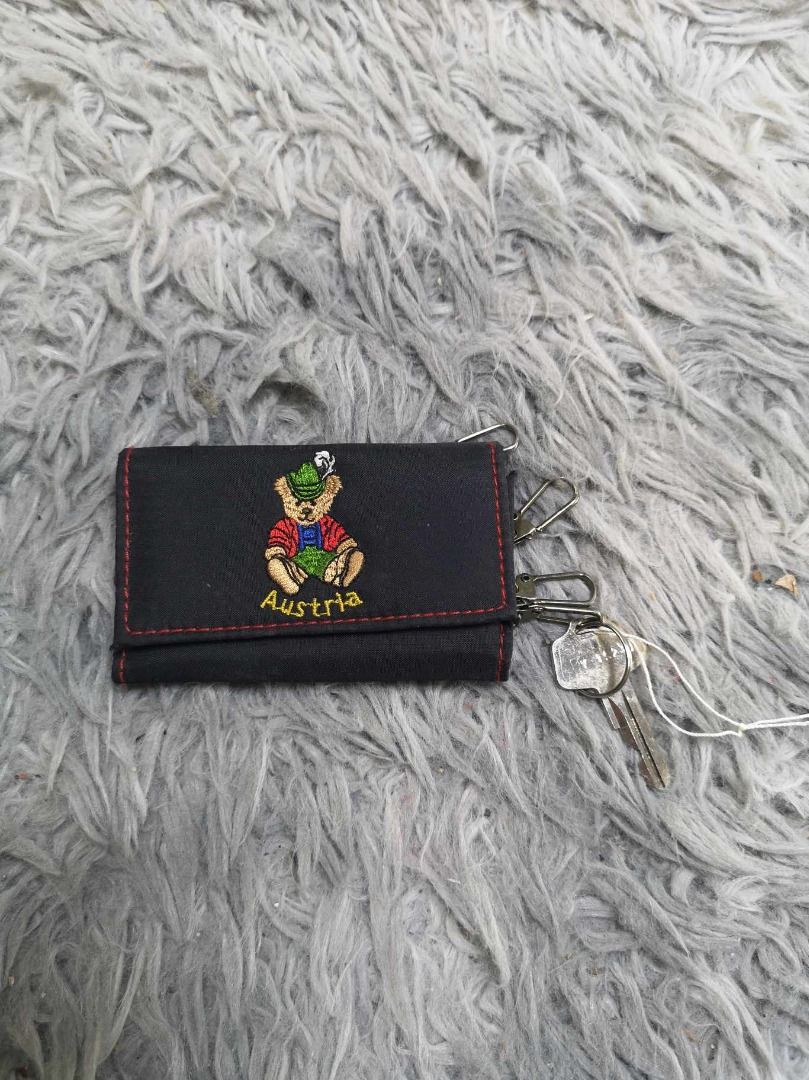 Black Snap Closure Key Wallet (Category: Wallets & Card Holders) located in Santa Cruz. Submitted by jmy_surplus.2 (Listing ID 1467994481, Image 1). Description: Size ; L - 2.6 W - 4.1 Color ; Black Type ; Key Wallet Brand ; No brand Material ; Nylon Style ; Black Durable Cute Key Wallet LG 116 JMY 3 Batch #225.