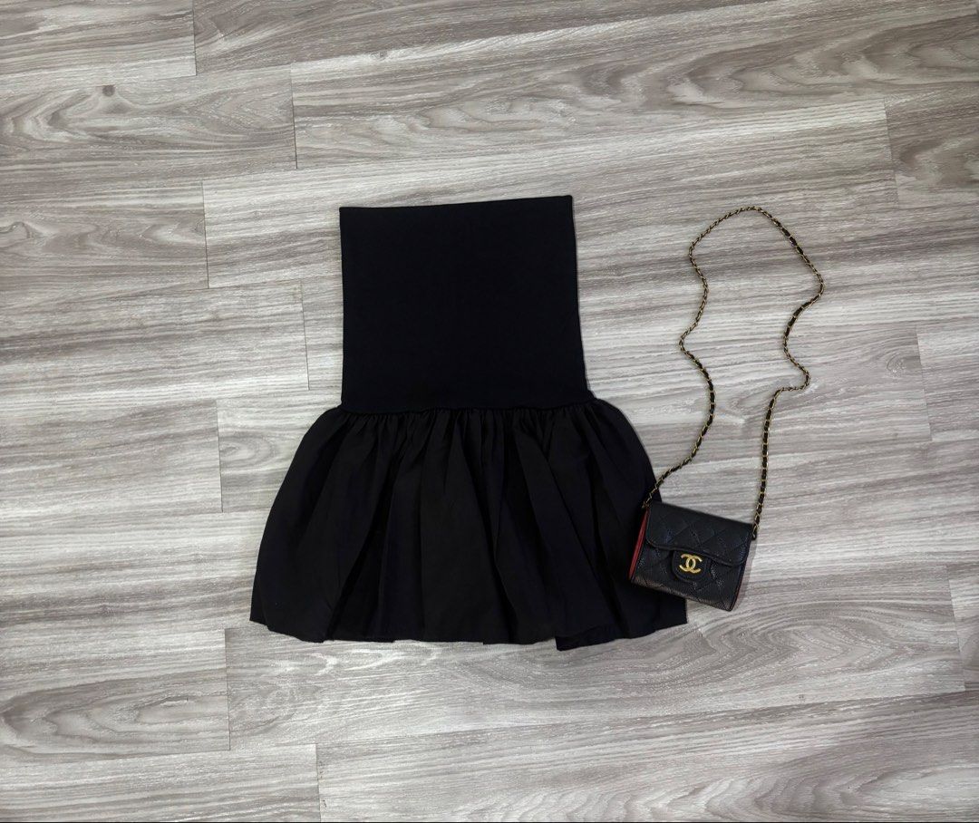 Black strapless bubble hem mini dress (Category: Dresses) located in Tayabas. Submitted by declutterwithmeee29 (Listing ID 1468057925, Image 1). Description: - Style: Strapless, fitted bodice with a voluminous flared bubble skirt - Color: Classic minimalist solid black - Texture: Smooth and premium fabric - Occasion: Ideal for parties, clubs, or nights out - Condition: Excellent / Ready to wear.