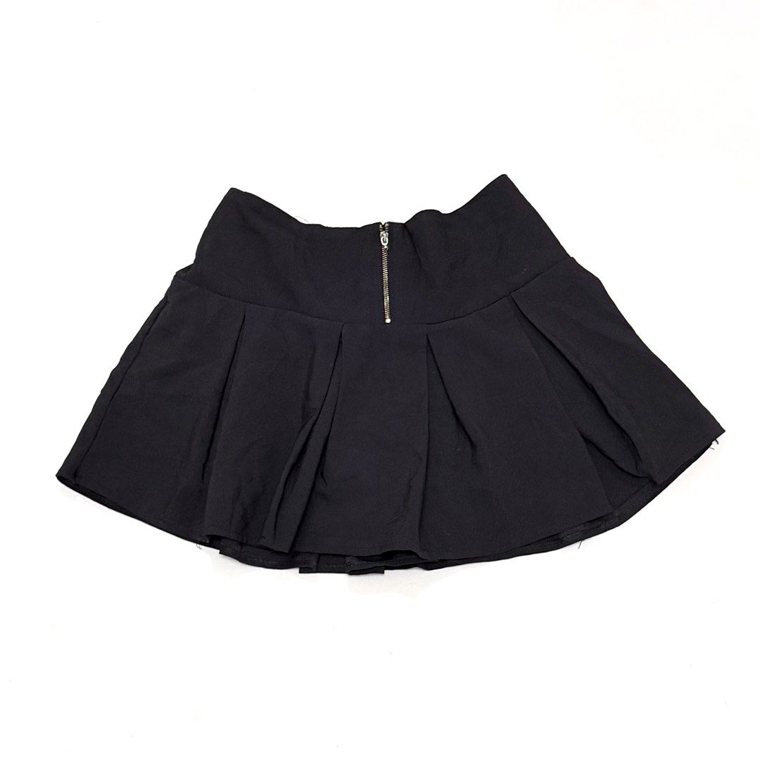 Black Trouser Mini Skort [25-26] (Category: Other Bottoms) located in Malabon City. Submitted by k_intimates (Listing ID 1467947235, Image 1). Description: Details: • Size 25-26” / approx 12.5” length • No issues • With inner shorts.