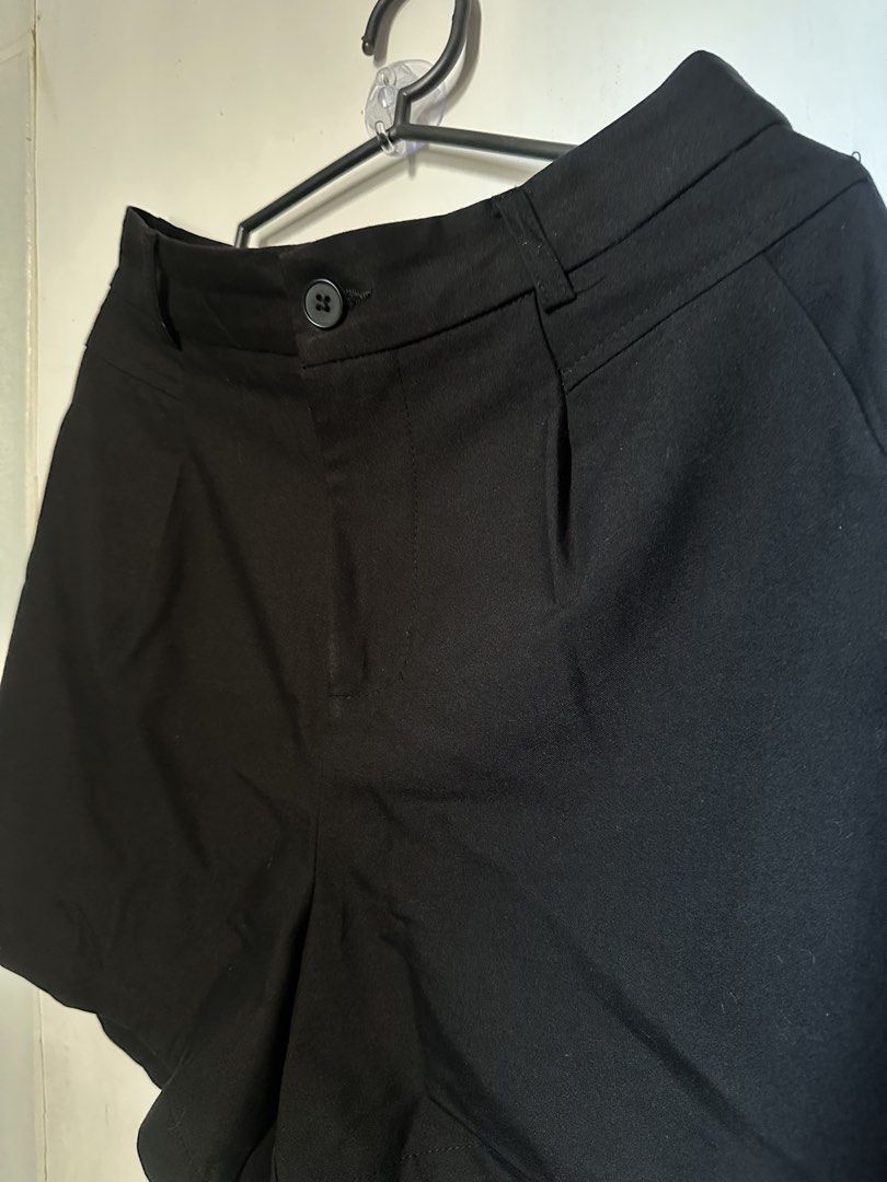 Black trouser shorts (Category: Shorts) located in Cavite. Submitted by chicfinds.slay (Listing ID 1467923080, Image 2). Description: ✨highwaist short ✨best fit size 29-31 waistline ✨length(haba) ‘14 ✨good for every casual errands ✨easy to pair .