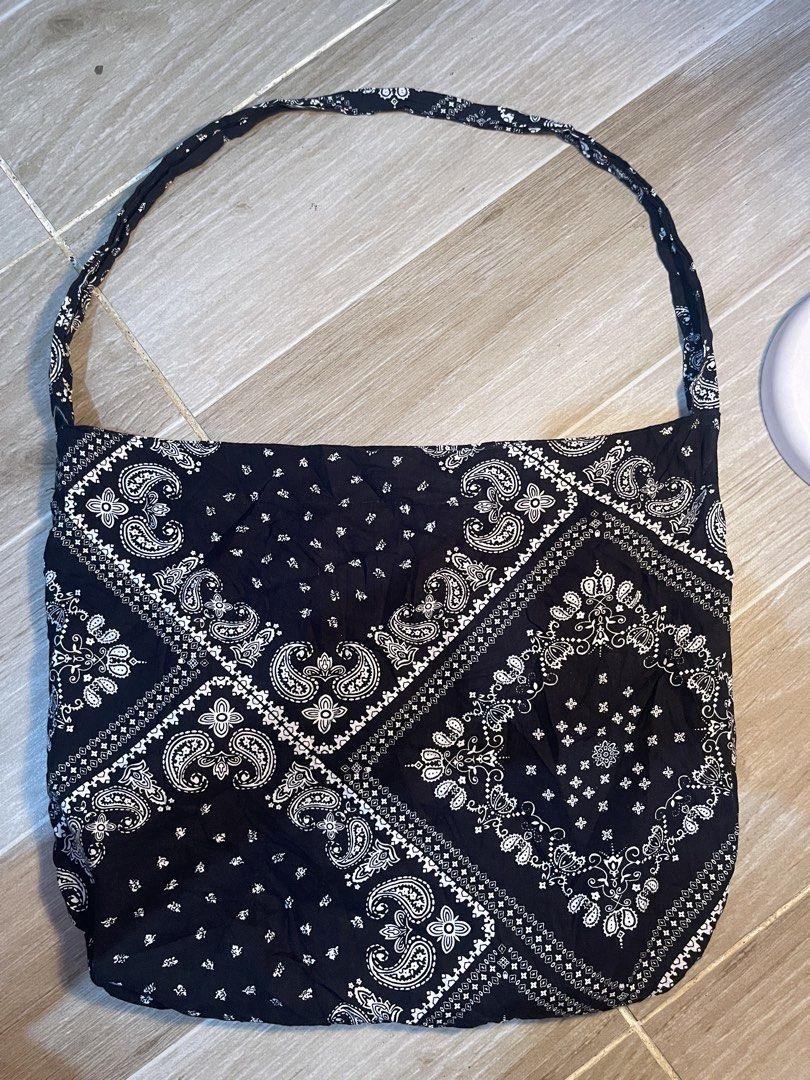 Black white bandana tote bag (Category: Shoulder Bags) located in Manila. Submitted by wise.philip2000 (Listing ID 1467996032, Image 1). Description: - Stylish black and white tote bag - Unisex - Comfortable shoulder strap style with a soft white inner lining - Secure top magnetic snap button closure - Convenient interior zippered pocket for small items - Casual everyday bag with plenty of space for daily essentials.