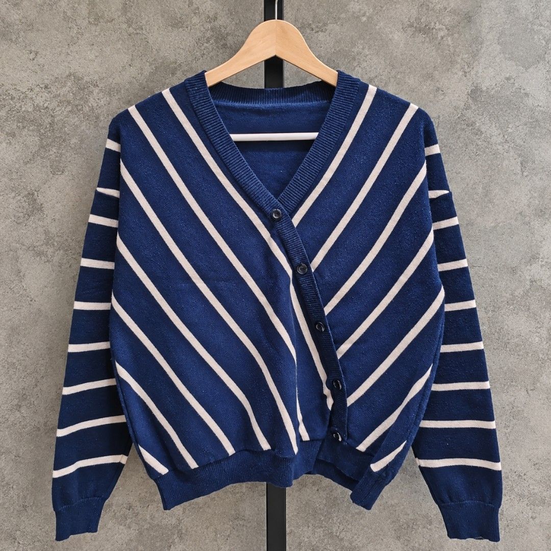 (M-L) V-Neck Cardigan/Sweater (Category: Coats, Jackets and Outerwear) located in Taguig. Submitted by roniquefinds (Listing ID 1467864660, Image 1). Description: Read description first - No reply if already stated (ex: price, location) • ₱ 200 ✓ Gcash payment only ✓ Lalamove/J&T courier ✓ Sign of use ✓ No when worn photos or measurements 📍South Signal, Taguig.
