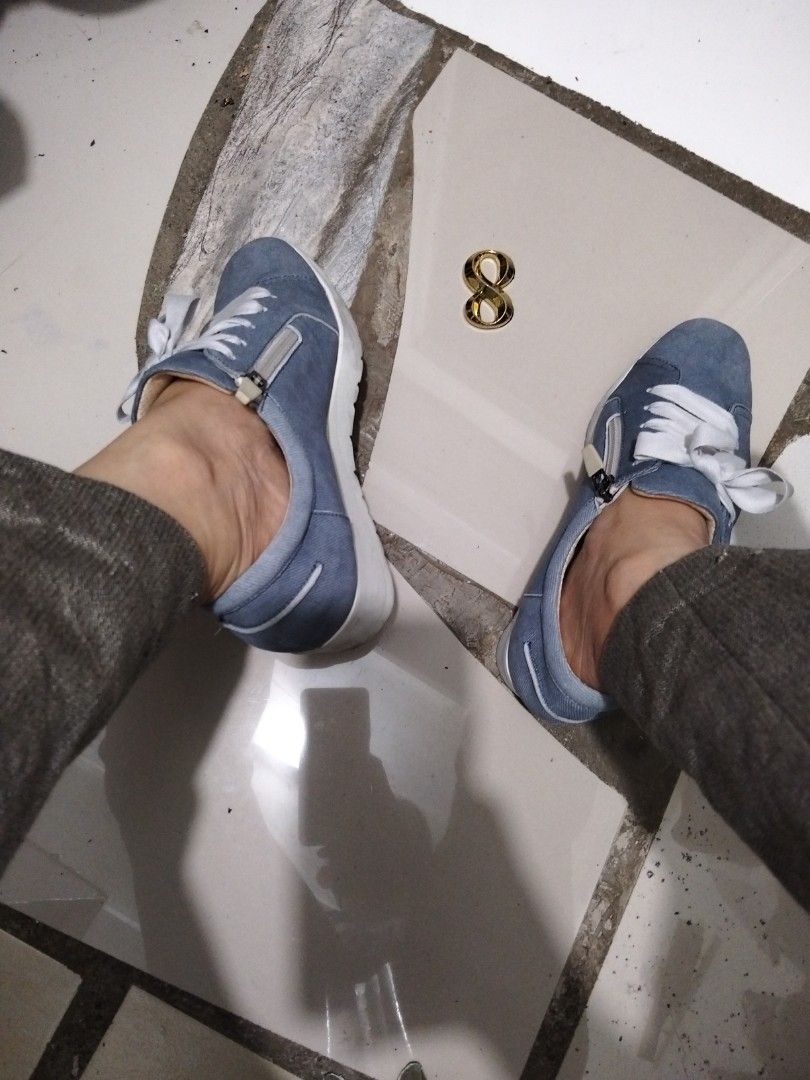Blue Shoes (Category: Sneakers) located in El Salvador. Submitted by francheskaukayukay (Listing ID 1467858413, Image 2). Description: .