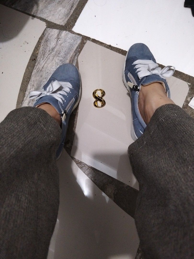 Blue Shoes (Category: Sneakers) located in El Salvador. Submitted by francheskaukayukay (Listing ID 1467858413, Image 1). Description: .