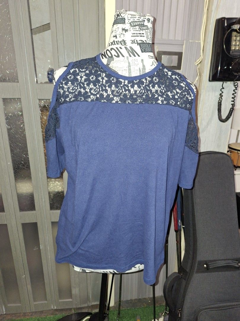 Blue top with lace shoulder panels (Category: Sleeveless) located in Manila. Submitted by mialiurshop (Listing ID 1467919835, Image 1). Description: - Color: Navy blue - Design: Elegant lace panel detailing across shoulders and sleeves - Fit: Relaxed fit with a comfortable round neckline - Material: Soft, breathable fabric - Styling: Versatile everyday piece, easy to pair with jeans or skirts - Large to Xl high stretch .