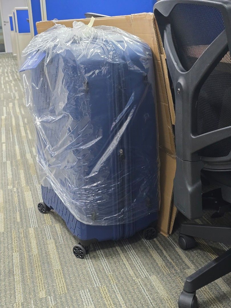 BNEW: Verage Diamond 29in Large Luggage (Category: Luggage) located in Manila. Submitted by bolddolphin_272376 (Listing ID 1467964860, Image 1). Description: For sale: Verage Expandable 29in Large Luggage - Brandnew Reward Token ng company namin at hindi ko po kailangan. Masyadong malaki 😅 PRICE: 5000 (negotiable) PICK UP ONLY.