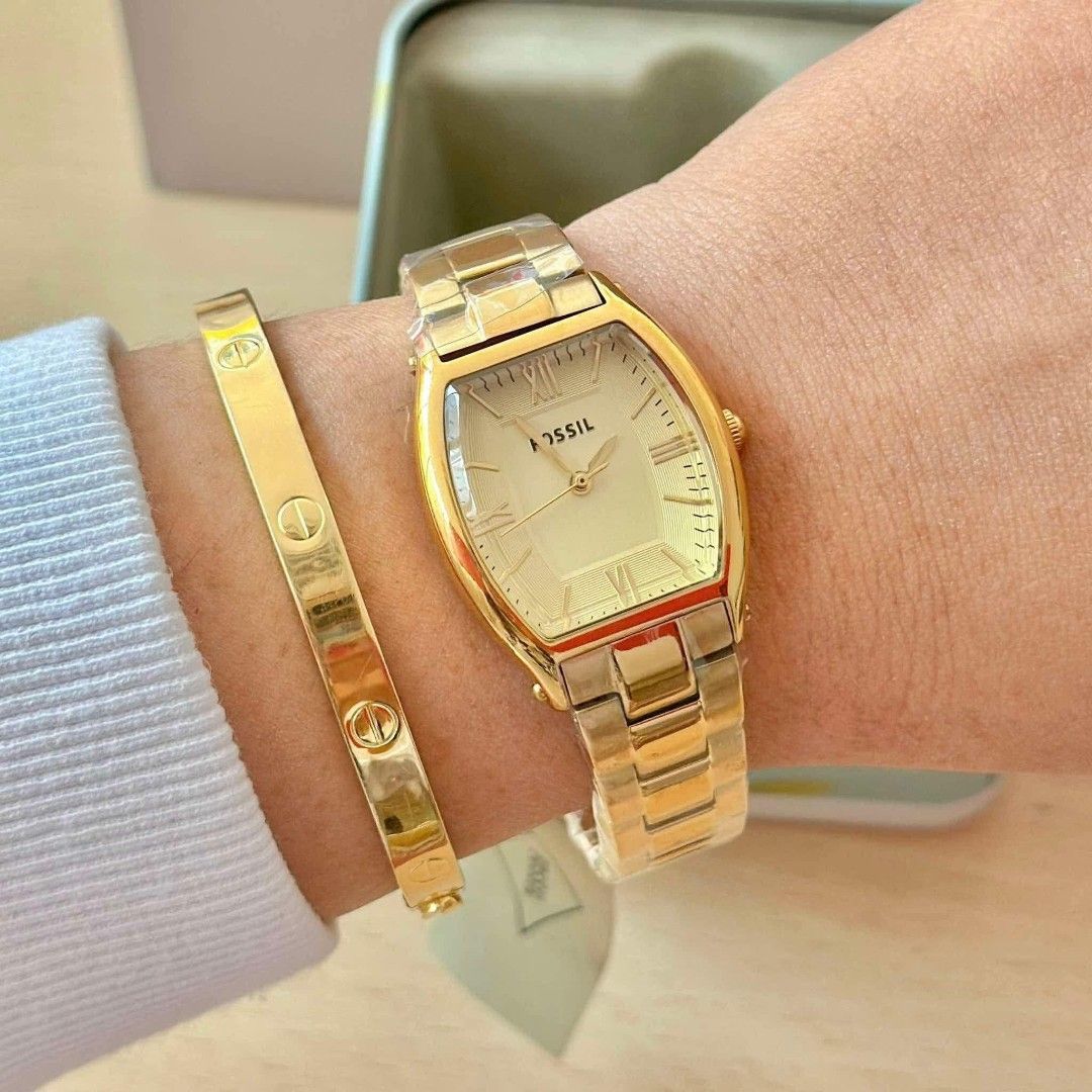 BNWT AUTHENTIC FOSSIL WALLACE GOLD TONE (Category: Women's Watches) located in Compostela. Submitted by declutteringmyclozet (Listing ID 1467882592, Image 1). Description: Authentic Fossil Wallace Three-Hand Gold-Tone Stainless Steel Brand new, never worn with original store tag and plastic wrap still intact Minimalist champagne gold sunray dial with a retro curved tonneau barrel case design with Box and Paper Bag Sure buyers only!!.