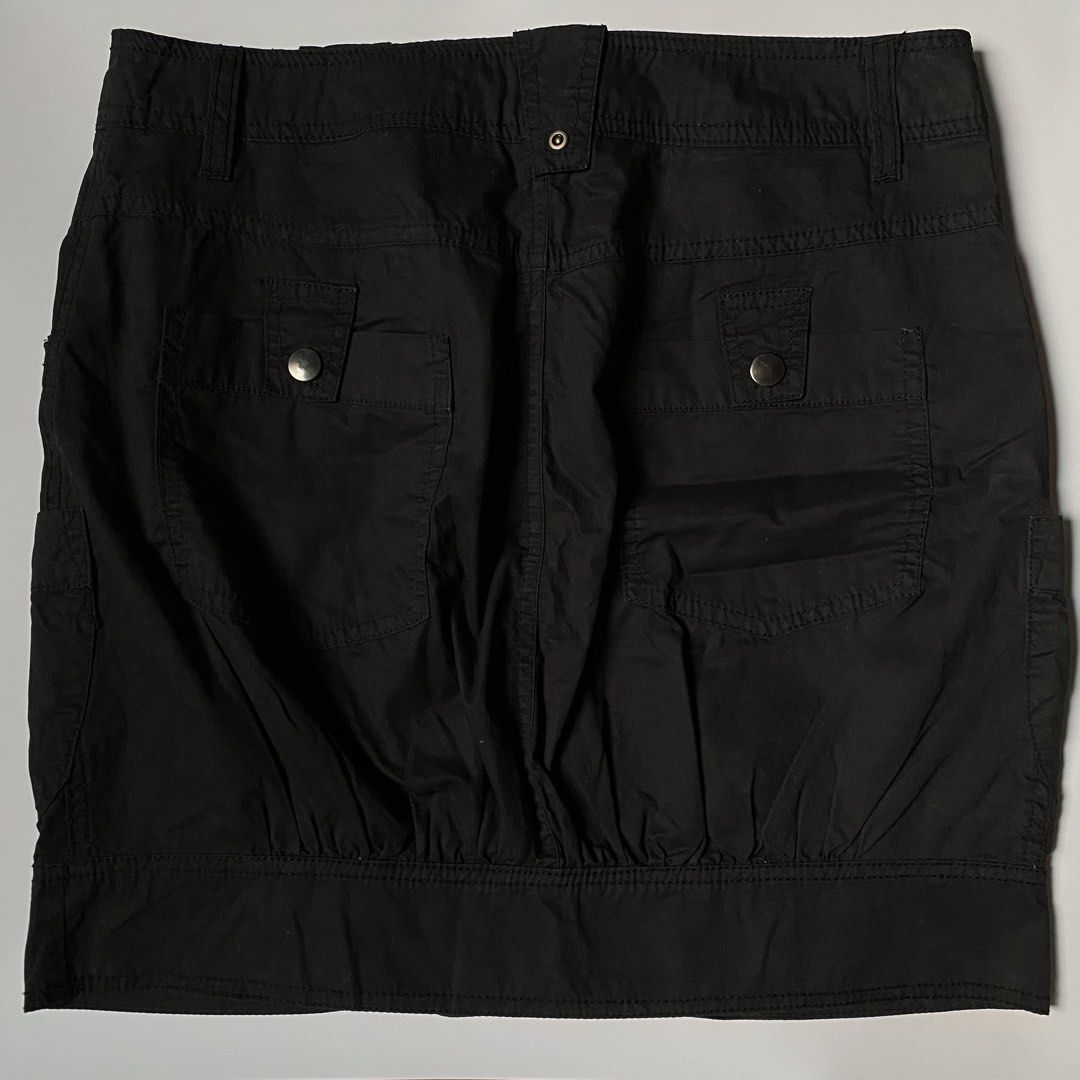 [BNWT🔖] POSH Y2K Cargo Black Skirt (29”-30”) (Category: Skirts) located in Midsayap. Submitted by someones_attic (Listing ID 1467754810, Image 2). Description: ⤿size: 29”-30” ⤿length: 16.5” ⤿multi-pockets w/ snap buttons ▹brand new w/ tag & unused 💯 guaranteed authentic from Qatar cargo box 🇶🇦.