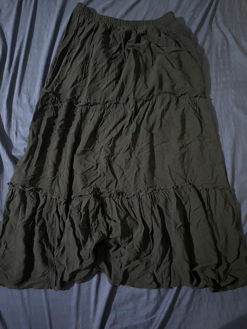 Boho Y2k casual maxi black skirt (Category: Skirts) located in Imus. Submitted by neuverse (Listing ID 1467965294, Image 1). Description: -bought from orange app ₱200+ -preloved -no flaws -past knee length (im 5’2) -garterized .