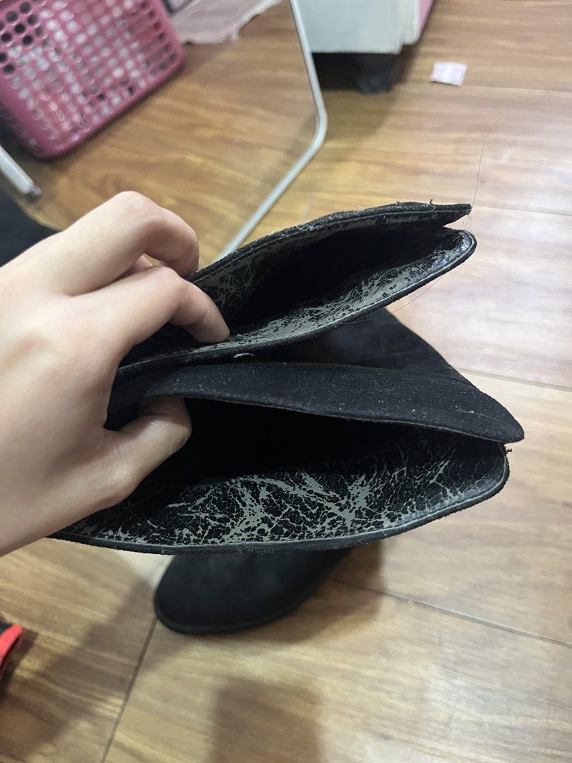 Boots (Category: Boots) located in Antipolo. Submitted by sldchloe_declutters (Listing ID 1467952517, Image 3). Description: Naka tambak lang issue lang is nag bag bak inside, over all, okay pa yung boots Loc: Antipolo.