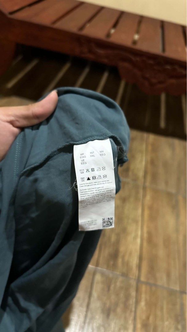 BOSS GREEN POLOSHIRT (Category: Tshirts & Polo Shirts ) located in Manila. Submitted by urban-vintage_2 (Listing ID 1467854532, Image 3). Description: ISSUE: FADE LINE NECKLINE ( NEED WASH ) MOP :GCASH ( NO COD ) SHIP VIA : LALAMOVE & J&T LOCATION : PASIG CITY LENGTH : 25 WIDTH : 19 .