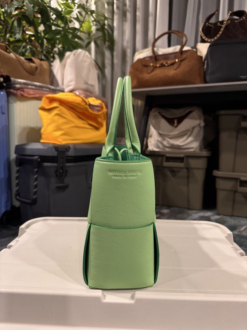 Bottega arko tote (Category: Tote Bags) located in Makati City. Submitted by at68studios (Listing ID 1468033579, Image 3). Description: .