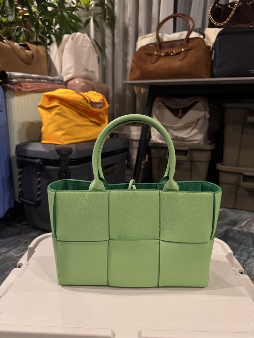 Bottega arko tote (Category: Tote Bags) located in Makati City. Submitted by at68studios (Listing ID 1468033579, Image 1). Description: .
