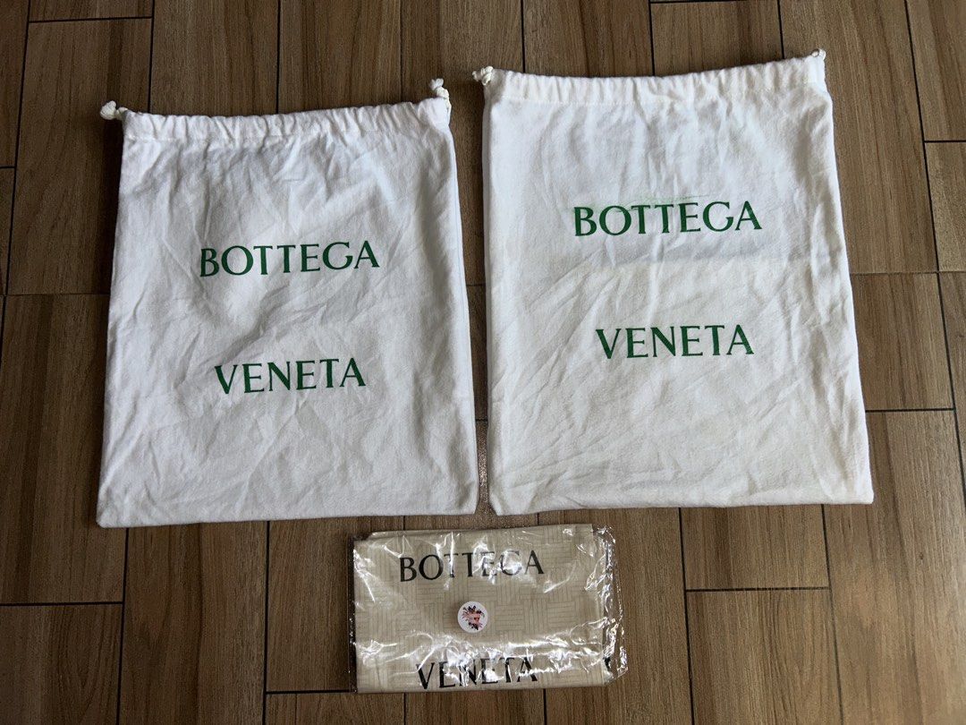 BOTTEGA VENETA BUNDLE DUST BAG (Category: Purses & Pouches) located in General Santos City (Dadiangas). Submitted by grasya_12 (Listing ID 1467981099, Image 1). Description: BUNDLE DUST BAG - Indicated sa pic yong sizes - need wash.