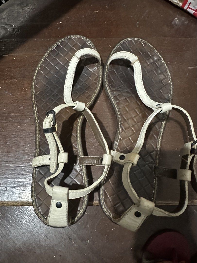 Bottega Veneta Sandals (Category: Flats & Sandals) located in Manila. Submitted by shopkriscloset (Listing ID 1467842133, Image 1). Description: Bought from a fellow carouseller. Authentic. Never got to wear it because it’s too big on me :)) Size 36 1/2 Issues: signs of usage, please manage your expectations as this is a preloved item. No cracks or peelings on the leather ‼️PLEASE READ BEFORE PLACING AN OFFER -Please be patient and respectful. 🤗